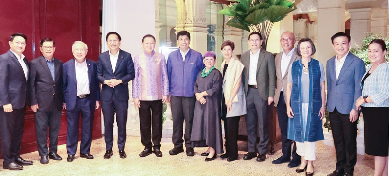 ให้คำปรึกษาและชี้แนะ : สนั่น อังอุบลกุล ประธานกรรมการบริหาร มูลนิธิเพื่อสถาบันการศึกษาวิชาการจัดการแห่งประเทศไทย (IMET) เลี้ยงขอบคุณ เมนทอร์ ไอเมท รุ่น 7 โดยมี ดร.ชุมพล พรประภา, ศ.(พิเศษ) ดร.สาคร สุขศรีวงศ์, เทวินทร์ วงศ์วานิช, รศ.นพ.ฉันชาย สิทธิพันธุ์, ดร.วิรไท สันติประภพ, รศ.พรหมพิไล
คุณาพันธุ์, พรรณี ชัยกุล และ วรรณิภา ภักดีบุตร ร่วมงานที่ โรงแรมแกรนด์ไฮแอท เอราวัณ กรุงเทพ