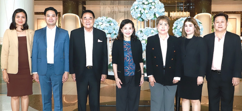 จุดไอเดียใหม่ให้กลายเป็นจริง : ดร.อัศวิน อิงคะกุล ประธานกรรมการบริหาร มิราเคิล กรุ๊ป และ อนัคพล
อิงคะกุล รองประธานกรรมการบริหาร พร้อมคณะผู้บริหาร ร่วมกันต้อนรับ พญ.นลินี ไพบูลย์ ประธานกรรมการ
บริษัท กิฟฟารีน สกายไลน์ ยูนิตี้ จำกัด ในโอกาสเป็นประธานเปิดงาน “Giffarine Biz Spark Camp Bangkok”
แคมป์ธุรกิจประจำปีที่จุดประกายธุรกิจ ที่ โรงแรมมิราเคิล แกรนด์ คอนเวนชั่น เขตหลักสี่ กรุงเทพฯ