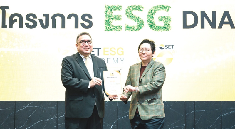 “องค์กรต้นแบบการเรียนรู้ด้าน ESG” : สัตยา มหัตถนาพาณิช รอง กก.ผจก.ใหญ่ สายงานบริหารความเป็นเลิศ
องค์กร บริษัท บีซีพีจี จำกัด (มหาชน) รับเกียรติบัตรจาก ดร.ศรพล ตุลยะเสถียร รอง ผจก.ตลาดหลักทรัพย์
แห่งประเทศไทย โดยบีซีพีจีประสบความสำเร็จในการขับเคลื่อนการเรียนรู้และปลูกฝัง “วัฒนธรรม ESG” ภายในองค์กร สนับสนุนให้บุคลากรทุกระดับเข้าร่วม “โครงการ ESG DNA” อย่างเป็นระบบและต่อเนื่อง