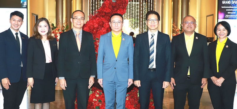 ประชาสัมพันธ์ : สมชาย มรกตศรีวรรณ อธิบดีกรมการจัดหางาน กระทรวงแรงงาน แถลงข่าวเรื่อง “การเปิด
ให้บริการโครงการจ้างเหมาเอกชนผลิตใบอนุญาตทำงานและให้บริการรับคำขอและการแจ้งการทำงานของคน
ต่างด้าว (Outsourcing Service)” โดยมี ชัยรัตน์ แสงจันทร์ ประธานเจ้าหน้าที่บริหาร บจก.กิจการร่วมค้า ฟิวร์เจอร์ สกาย และ ธนัตถ์ ศรมณี ที่ปรึกษาบริษัทฯ ร่วมงาน ที่ โรงแรมอัศวิน แกรนด์ คอนเวนชั่น