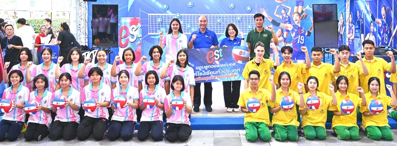 “เสิร์ฟเอส เชียร์ไทยให้ AWESOME” : สุภรณ์ เด่นไพศาล ผอ.อาวุโส ผู้บริหารสูงสุด สายธุรกิจเครื่องดื่มไม่มีแอลกอฮอล์ ประเทศไทย และ โรจนสิทธิ์ มีนิจสิน ผช.ผอ.ฝ่ายกีฬา บมจ.ไทยเบฟเวอเรจ ร่วมกันมอบลูกวอลเลย์บอลให้แก่โรงเรียนสวนกุหลาบวิทยาลัย นนทบุรี และโรงเรียนบริบูรณ์สิงห์ ซึ่งสนับสนุนการแข่งขันวอลเลย์บอลหญิงชิงแชมป์โลก 2025 เพื่อส่งเสริมการฝึกฝน พัฒนาทักษะด้านการกีฬาให้แก่เยาวชนไทย