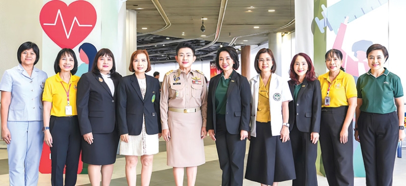 เพื่อสุขภาพที่ดี : พุทธชาด ศรีนิศากร ประธานเจ้าหน้าที่บริหาร สายการตลาด บมจ.เอ็ม บี เค และ สหัพย์ภัค โชควิจิตรกุล กก.ผจก.ศูนย์การค้าเอ็ม บี เค เซ็นเตอร์ บจก.เอ็มบีเค เซอร์วิส โซลูชั่น ต้อนรับ พญ.วันทนีย์ วัฒนะ
ปลัดกรุงเทพมหานคร ที่มาชมการให้บริการตรวจสุขภาพและคัดกรองโรคโดยสำนักการแพทย์ กทม.และ รพ.กลาง ในโครงการคาราวานตรวจสุขภาพฟรี 1 ล้านคน โดยไม่มีค่าใช้จ่าย ที่ศูนย์การค้าเอ็ม บี เค เซ็นเตอร์