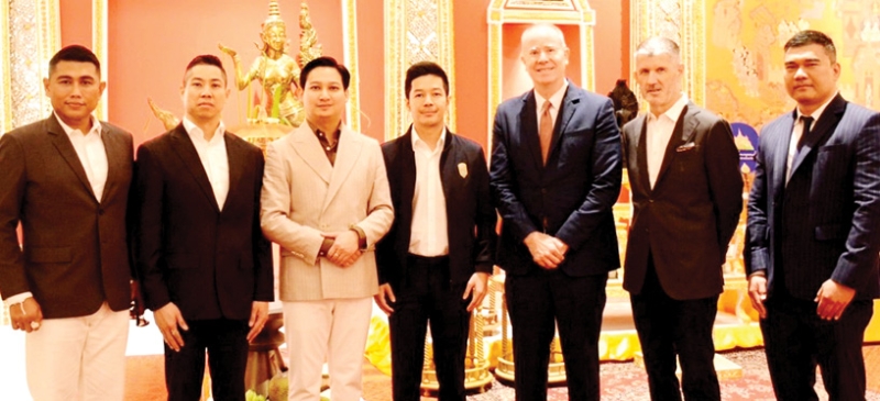 ฉลองวันเกิด : ธีรภัทร ตั้งจิตนบ นักลงทุนรายใหม่ของโรงแรมมณเฑียร สุรวงศ์ กรุงเทพ จัดพิธีเจริญพระพุทธมนต์
และถวายภัตตาหารเพลแด่พระภิกษุสงฆ์ ในโอกาสวันคล้ายวันเกิด เพื่อความเป็นสิริมงคล โดยมี
วิพุธ ศรีวะอุไร, ฤทธิ์ ศรียานนท์, มร.แกรนท์ ฮิลลี่, มร.อาคิม เลนเดอร์ส, สุชานนท์ มงคลธง พร้อมด้วยญาติสนิทมิตรสหายมาร่วมอวยพรกันอย่างอบอุ่น ที่ ห้องมณเฑียรทิพย์ โรงแรมมณเฑียร สุรวงศ์ กรุงเทพ