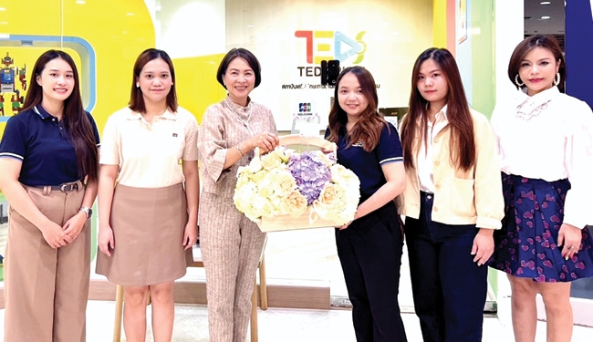 เปิดสาขาใหม่ : จรูญรัตน์ สาลี กก.ผจก.บจก.พาราไดซ์ พาร์ค ร่วมยินดีกับ ศุภรัตน์
ศรีษะบาล ผจก.สถาบัน TEDS PLAY สาขาพาราไดซ์ พาร์ค ในในโอกาสเปิด
TEDS PLAY สถาบันเสริมทักษะเทคโนโลยีและนวัตกรรมสำหรับเด็กยุคดิจิทัล
ในรูปแบบ STEAM Education ที่ศูนย์การค้าพาราไดซ์ พาร์ค ถนนศรีนครินทร์