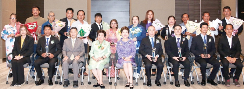 โรงงานน้ำตาล 5 รางวัล : คุณหญิงณัฐิกา วัธนเวคิน อังอุบลกุล ประธานกรรมการบริหาร กลุ่ม บมจ.น้ำตาลและอ้อยตะวันออก และคณะผู้บริหารร่วมยินดีที่ได้รับรางวัลโรงงานน้ำตาลยอดเยี่ยมประจำปี 2568, โรงงานน้ำตาลดีเด่นอันดับ 1 และอันดับ 2 ปี 2567 และปี 2568 รวม 5 รางวัล จากกระทรวงอุตสาหกรรม โดยมี
จรรย์สมร วัธนเวคิน, กิตติศักดิ์ วัธนเวคิน และ ประกอบ คณูวัฒนา ร่วมงานที่โรงแรมเบอร์เคลีย์ ประตูน้ำ