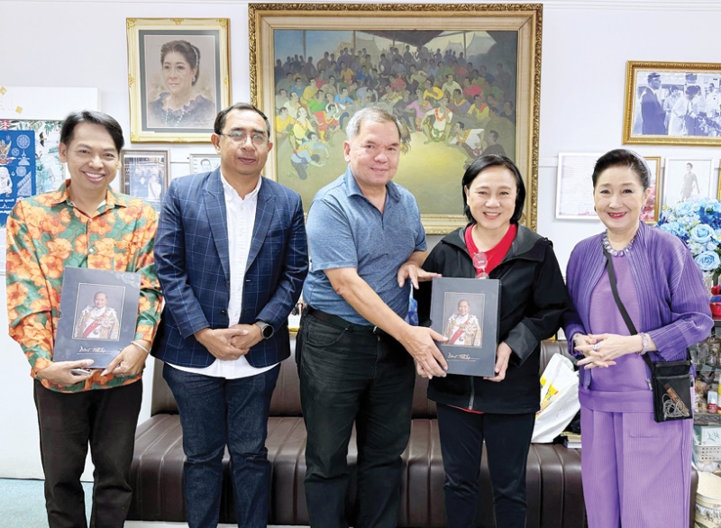 มอบหนังสือที่ระลึก : เขมทัต กรัยวิเชียร บุตรชาย ศ.พิเศษ ธานินทร์ กรัยวิเชียร นำหนังสือที่ระลึกงานพระราชทานเพลิงศพ ศ.พิเศษ ธานินทร์ กรัยวิเชียร อดีตนายกรัฐมนตรี และองคมนตรีในรัชกาลที่ 9 มามอบให้
อัญชะลี ไพรีรัก, จิตรกร บุษบา และ ปรเมศร์ ภู่โต ทีมข่าว Youtube แนวหน้าออนไลน์ โดยมี ผาณิต
พูนศิริวงศ์ ประธานเจ้าหน้าที่ บริษัทหนังสือพิมพ์แนวหน้า ร่วมต้อนรับ ที่ สำนักงาน นสพ.แนวหน้า เขตหลักสี่