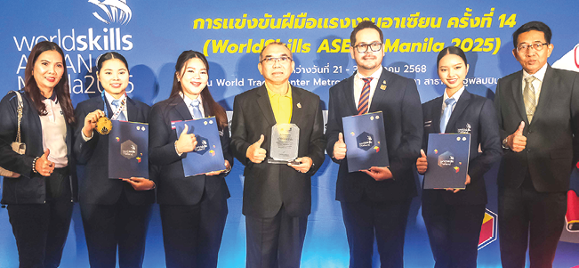 แรงงานก้าวสู่มาตรฐานสากล : วุฒิศักดิ์ พิชญกานต์ ผจก.ทั่วไป โรงแรมเซ็นทาราแกรนด์ เซ็นทรัลพลาซา ลาดพร้าวกรุงเทพ รับมอบโล่เกียรติคุณจากรัฐมนตรีว่าการกระทรวงแรงงาน ในฐานะผู้ให้การสนับสนุนสถานที่เก็บตัวฝึกซ้อมแก่เยาวชนไทยที่เข้าร่วมการแข่งขันฝีมือแรงงานอาเซียน ครั้งที่ 14 ที่ กรุงมะนิลา สาธารณรัฐฟิลิปปินส์