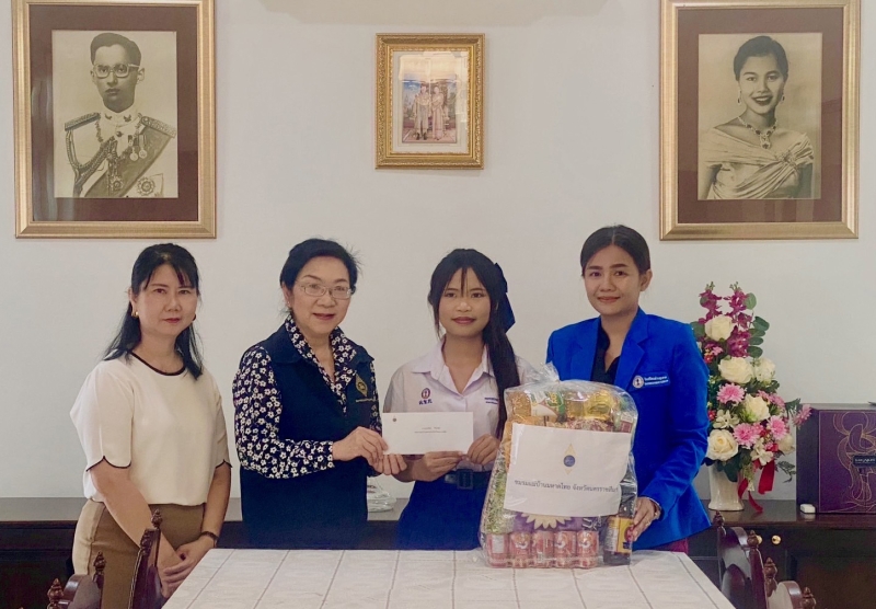 จากจังหวัดต่างๆทุกภาคทั่วประเทศ : กุลทรัพย์ ชื่นโกสุม ประธานอุปการะเยาวชนประจำจังหวัดนครราชสีมา มูลนิธิร่วมจิตต์น้อมกล้าฯ เพื่อเยาวชนฯ มอบเงินสนับสนุนให้เยาวชนทุนที่ได้รับการคัดเลือกจากผู้ว่าราชการจังหวัด มาทัศนศึกษาในกรุงเทพมหานคร และปริมณฑล ตามโครงการส่งเสริมศิลปะและวัฒนธรรมไทย