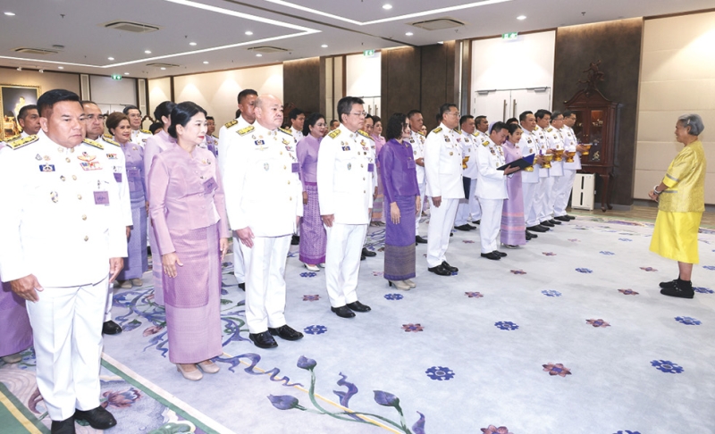 สมเด็จพระกนิษฐาธิราชเจ้า กรมสมเด็จพระเทพรัตนราชสุดาฯ สยามบรมราชกุมารี เสด็จออก ณ วังสระปทุม พระราชทานพระราชวโรกาสให้ นายอรรษิษฐ์ สัมพันธรัตน์ ปลัดกระทรวงมหาดไทย นำคณะผู้บริหารกระทรวงมหาดไทย และคณะกรรมการสมาคมแม่บ้านมหาดไทย เฝ้าฯ ทูลเกล้าฯ ถวายเงินรายได้จากการออกร้านงานกาชาดประจำปี 2567 เพื่อบำรุงสภากาชาดไทย โอกาสนี้ ผู้บริหารและผู้ว่าราชการจังหวัดที่จะเกษียณอายุราชการและคู่สมรส เฝ้าฯ กราบถวายบังคมลา