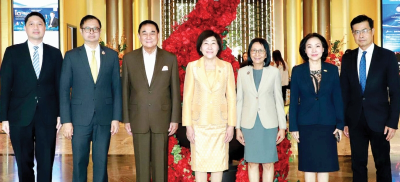 ร่วมมือทางวิชาการ : ดร.อัศวิน อิงคะกุล ประธานกรรมการบริหาร มิราเคิล กรุ๊ป ต้อนรับ ชนากานต์ ธีรเวชพลกุล ประธานศาลฎีกา ในโอกาสมาปาฐกถาพิเศษ
หัวข้อ “การพัฒนาบุคลากรของศาลยุติธรรมเพื่อพร้อมรองรับการเปลี่ยนแปลงในอนาคต” ในพิธีลงนามความร่วมมือทางวิชาการระหว่าง ธารทิพย์ จงจักรพันธ์ อธิบดี
ศาลทรัพย์สินทางปัญญาและการค้าระหว่างประเทศกลาง, ธีรทัย เจริญวงศ์ เลขาธิการ สำนักงานศาลยุติธรรม, จรีรัตน์ ตันติเวชกุล เลขาธิการ สถาบันพัฒนาข้าราชการ
ฝ่ายตุลาการศาลยุติธรรม และการสัมมนาเรื่อง “ทรัพย์สินทางปัญญากับการแข่งขันที่ไม่เป็นธรรมในยุคเศรษฐกิจดิจิทัล” ที่ โรงแรมอัศวิน แกรนด์ คอนเวนชั่น