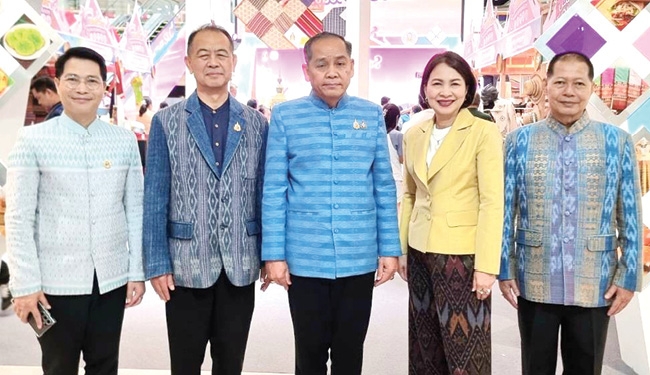 พหุวัฒนธรรม : จรูญรัตน์ สาลี กก.ผจก.บจก.พาราไดซ์ พาร์ค ต้อนรับ ประสพ
เรียงเงิน ปลัดกระทรวงวัฒนธรรม และ ชัยพล สุขเอี่ยม อธิบดีกรมการศาสนา ในงาน
“มหกรรมสีสันแห่งศรัทธา พัฒนาชุมชนพลังบวร” ส่งเสริมการเรียนรู้คำสอนทางศาสนา และนิทรรศการศาสนวัตถุ 5 ศาสนา ที่ ศูนย์การค้าพาราไดซ์ พาร์ค