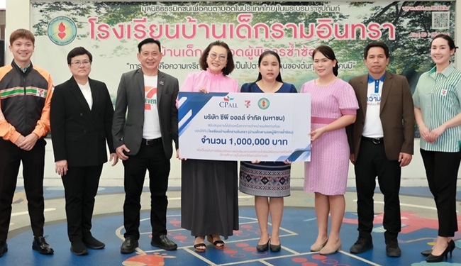มอบความสุข : ปรางรัตน์ เกียรติทรงศักดิ์ รอง กก.ผจก. และ สุชาติ วัฒนา ผช.กก.ผจก.บมจ.ซีพี ออลล์ มอบเงิน 1,000,000 บาท จากกิจกรรม “แค่ซื้อนม
ก็ได้เป็นผู้ให้” ให้แก่ หนึ่งฤทัย พวงเพชร ผอ.โรงเรียนบ้านเด็กรามอินทรา (บ้านเด็ก
ตาบอดผู้พิการซ้ำซ้อน) เพื่อสนับสนุนการดูแล ฟื้นฟู และพัฒนาคุณภาพชีวิต