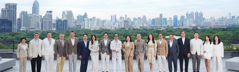 ที่สุดของกรุงเทพฯ : สุทธิธรรม จิราธิวัฒน์ ประธานกรรมการ บมจ.เซ็นทรัลพัฒนา, วัลยา จิราธิวัฒน์ ประธานคณะเจ้าหน้าที่บริหาร พร้อมด้วยคณะผู้บริหาร บมจ.เซ็นทรัลพัฒนา ทำพิธีเปิด
“Central Park” แลนด์มาร์คระดับโลกแห่งใหม่ ศูนย์การค้าลำดับที่ 43 ของเซ็นทรัลพัฒนา และเป็นส่วนหนึ่งของโครงการมิกซ์ยูสคุณภาพระดับโลก “ดุสิต เซ็นทรัล พาร์ค” มูลค่าโครงการ
รวม 46,000 ล้านบาท โดยมี Roof Park สวนลอยฟ้าบนพื้นที่กว่า 7 ไร่ ใหญ่ที่สุดในไทย เพื่อการใช้ชีวิตคนเมืองและพลิกโฉมรีเทลสู่อนาคต ยกระดับทุกมิติไลฟ์สไตล์คนเมืองผสานธรรมชาติ
อย่างสมบูรณ์แบบ พร้อม 550 แบรนด์ดังระดับโลกและไทย ทั้งร้านอาหาร คาเฟ่ แฟชั่น ไลฟ์สไตล์ แกดเจ็ตชั้นนำทยอยเปิดตัวอย่างต่อเนื่อง ที่ หัวมุมถนนสีลม ตัดกับ ถนนพระรามที่ 4