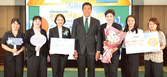 สะอาด เพียงพอ ปลอดภัย : จรูญรัตน์ สาลี กก.ผจก.บจก.พาราไดซ์ พาร์ค ศูนย์การค้า
ในเครือเอ็ม บี เค รับรางวัล “ห้องน้ำมาตรฐานดีเด่น” ประเภทศูนย์การค้า จาก
ชัชชาติ สิทธิพันธุ์ ผู้ว่าราชการกรุงเทพมหานคร ด้วยคุณภาพการดูแลและความใส่ใจ
ในสุขอนามัยของผู้มาใช้บริการ ที่ ศาลาว่าการกรุงเทพมหานคร เสาชิงช้า