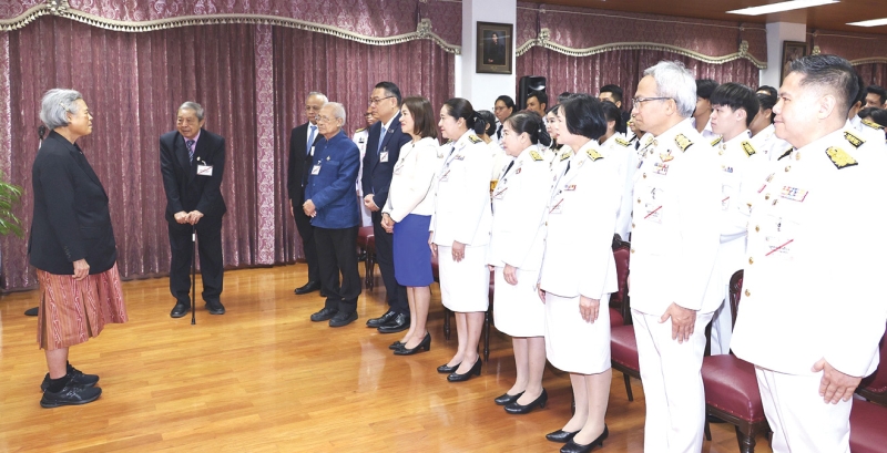 สมเด็จพระกนิษฐาธิราชเจ้า กรมสมเด็จพระเทพรัตนราชสุดาฯ สยามบรมราชกุมารี เสด็จลง ณ อาคารชัยพัฒนา สวนจิตรลดา พระราชทานพระราชวโรกาสให้
ศ.เกียรติคุณ นพ.พูนพิศ อมาตยกุล ประธานคณะอนุกรรมการส่งเสริมกิจกรรมดนตรีไทย พร้อมคณะ, ผู้บริหารกระทรวงการพัฒนาสังคมและความ
มั่นคงของมนุษย์, ผู้บริหารธนาคารกรุงเทพ จำกัด (มหาชน), ผู้บริหารโรงเรียนของเยาวชนที่ชนะการประกวดดนตรีไทยระดับมัธยมศึกษา “ประลองเพลง ประเลงมโหรี” ครั้งที่ 36 ประจำปี 2567 และเยาวชนที่ชนะการประกวดฯ เฝ้าฯ กราบบังคมทูลรายงานผลการจัดการแข่งขันฯ เมื่อวันพุธที่ 3 กันยายน 2568
