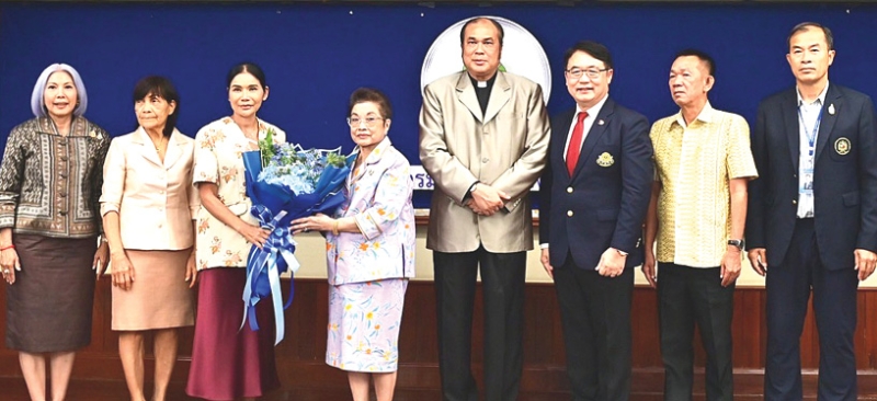 แสดงความยินดี : ม.ร.ว.พร้อมฉัตร สวัสดิวัตน์ รองประธานกรรมการอำนวยการ มูลนิธิร่วมจิตต์น้อมเกล้าฯ
เพื่อเยาวชน ในพระบรมราชินูปถัมภ์ มอบดอกไม้แสดงความยินดีกับ เกษร แก้วทิพย์ ในโอกาสรับตำแหน่ง
นายกสมาคมแม่บ้านภริยาอัยการ โดยมีคณะกรรมการมูลนิธิฯ อาทิ ภราดา ดร.ศิริชัย ฟอนซีกา, อุบล อัครพัฒน์, ดร.พรชัย มงคลวนิช และ จิรวรรณ เพ็ญพาส ร่วมยินดี ที่ กรมประชาสัมพันธ์