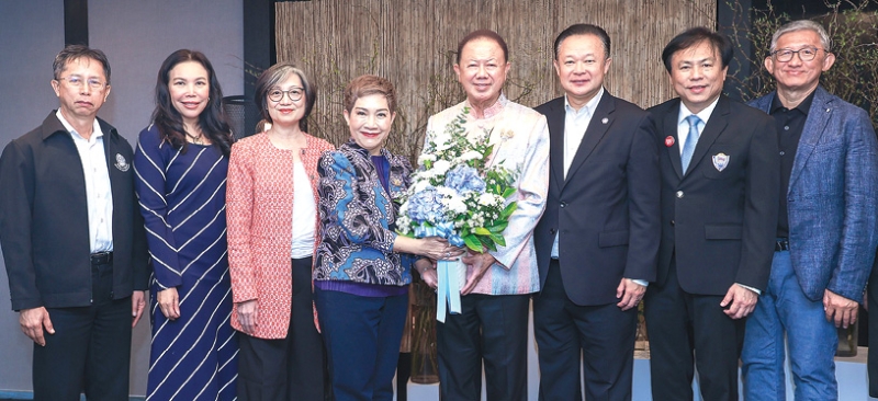 ยินดีกับ ผอ.สสปน. : สนั่น อังอุบลกุล ประธานอาวุโส สภาหอการค้าแห่งประเทศไทย มอบดอกไม้แสดง
ความยินดีกับ ศุภวรรณ ตีระรัตน์ ในโอกาสที่ได้รับการแต่งตั้งให้ดำรงตำแหน่ง ผู้อำนวยการ สำนักงาน
ส่งเสริมการจัดการประชุมและนิทรรศการ (องค์กรมหาชน) หรือ สสปน. โดยมี ยุทธศักดิ์ สุภสร, ดร.กฤษณะ
วจีไกรลาศ, ปรีชา สนั่นวัฒนานนท์ และ จุฑารัตน์ อภิวัฒน์ธนิกุล ร่วมยินดีด้วย ที่โรงแรมโซ แบงคอก