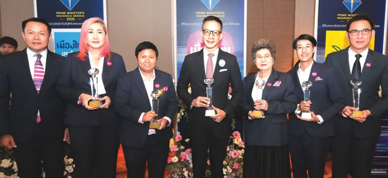 2 รางวัลเกียรติยศ : สาระ ล่ำซำ ประธานเจ้าหน้าที่บริหาร บมจ.เมืองไทยประกันชีวิต รับรางวัล “บริษัทประกันภัย
เกียรติยศสูงสุด” ต่อเนื่องปีที่ 5 ซึ่งเป็นรางวัลสูงสุดในภาคอุตสาหกรรมประกันภัยและเป็นเพียงบริษัทเดียว
ที่ได้รับ พร้อมด้วยรางวัล “บริษัทประกันชีวิตที่มีการส่งเสริมกรมธรรม์ประกันภัยเพื่อประชาชนดีเด่น”
ต่อเนื่องปีที่ 12 ในงานมอบรางวัลประกันภัยดีเด่นครบวงจร 2568 ที่ โรงแรมเซ็นทาราแกรนด์ฯ เซ็นทรัลเวิลด์