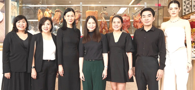 มอบความคุ้มค่า : นภพรรษ ฤดีสุนันท์ Head of Marketing (Asset Group 1) บมจ.เซ็นทรัลพัฒนา และ นภิศ สุวรรณสาร ผอ.อาวุโสฝ่ายการตลาด บัตรเครดิตเซ็นทรัล เดอะวัน เปิดตัวแคมเปญ “T1 มื้อนี้ดีลดี” ให้สิทธิประโยชน์แก่ผู้ถือบัตรเครดิตเซ็นทรัล เดอะวัน “รับคุ้ม ดีลดี 2 ต่อ” ในร้านอาหารที่ร่วมรายการที่เซ็นทรัลเวิลด์