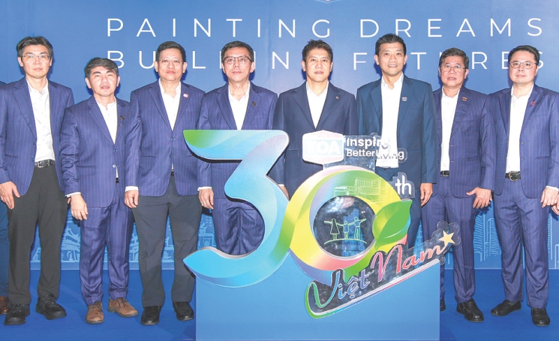 ฉลอง 3 ทศวรรษ “TOA Paint Vietnam” : จตุภัทร์ ตั้งคารวคุณ ประธานเจ้าหน้าที่บริหาร บมจ.ทีโอเอ เพ้นท์ (ประเทศไทย) จัดงานฉลองครบรอบ 30 ปี “TOA Paint Vietnam” เพื่อขอบคุณพันธมิตรทางธุรกิจ โดยมีคณะผู้บริหาร วินัย ชัยบุรานนท์, ว่าที่ ร.ต.สุรศักดิ์ มั่นแดง, อิทธิพล เต็มอมรทรัพย์, สัตถวัจน์ ทิตาราม, อัสชิ งามลำยอง กิตติพร มโนรถกุล
และ ภานุวัฒน์ ตรังคานุวัฒน์ ร่วมงานที่ศูนย์การประชุม Thiskyhall Sala นครโฮจิมินห์ สาธารณรัฐสังคมนิยมเวียดนาม