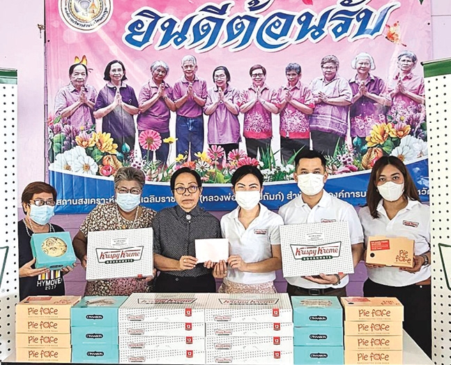 มอบรอยยิ้มและความสุข : ดร.อุษณีย์ มหากิจศิริ ลีโอณีโอ ประธาน บจก.เคเอฟยู
ส่งผู้แทนไปมอบเงินบริจาคและเลี้ยงอาหารกลางวัน พร้อมนำผลิตภัณฑ์ในเครือ
ได้แก่ โดนัทคริสปี้ ครีม, ซินนาบอน และพาย เฟสซ์ ให้แก่ผู้สูงอายุ ที่สถานสงเคราะห์คนชราเฉลิมราชกุมารี (หลวงพ่อเปิ่นอุปถัมภ์) จังหวัดนครปฐม