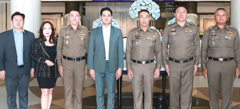 พัฒนาบุคลากร : อนัคพล อิงคะกุล รองประธานกรรมการบริหารมิราเคิล กรุ๊ป ต้อนรับ พล.ต.ท.สยาม บุญสม ผู้บัญชาการตำรวจนครบาล ที่มาเป็นประธานเปิด “การประชุมเชิงปฏิบัติการแก้ไขปัญหายาเสพติดในชุมชนตามรูปแบบการดำเนินงานแก้ไขปัญหายาเสพติดและการพัฒนาคุณภาพชีวิตของประชาชนพื้นที่ต้นแบบของกรุงเทพมหานคร (ธวัชบุรีโมเดล และ ท่าวังผาโมเดล)” ที่ โรงแรมมิราเคิล แกรนด์ คอนเวนชั่น เขตหลักสี่