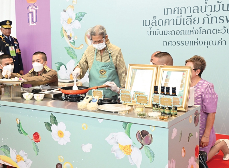 สมเด็จพระกนิษฐาธิราชเจ้า กรมสมเด็จพระเทพรัตนราชสุดาฯ สยามบรมราชกุมารี เสด็จพระราชดำเนินไปทรงเปิดงาน “เทศกาลน้ำมันเมล็ดคามีเลีย ภัทรพัฒน์ ทศวรรษแห่งคุณค่าจากน้ำมันเมล็ดคามีเลีย” เพื่อประชาสัมพันธ์น้ำมันเมล็ดคามีเลีย ภัทรพัฒน์ ให้คนไทยบริโภคน้ำมันที่มีคุณภาพ และสร้างอาชีพ สร้างรายได้
ให้ราษฎรบนพื้นที่สูงในภาคเหนือ ณ ศูนย์การค้าเอ็มสเฟียร์ กรุงเทพมหานคร เมื่อวันศุกร์ที่ 12 กันยายน 2568