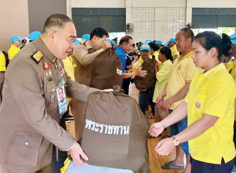 พระบาทสมเด็จพระเจ้าอยู่หัว ทรงพระกรุณาโปรดเกล้าฯ ให้ พลเอกกัมปนาท รุดดิษฐ์ องคมนตรี ที่ปรึกษากิตติมศักดิ์มูลนิธิราชประชานุเคราะห์ ในพระบรมราชูปถัมภ์ เชิญถุงพระราชทานและเครื่องอุปโภค-บริโภค กับเชิญถุงพระราชทานสำหรับเด็ก รวม 1,500 ถุง ไปมอบแก่ราษฎรผู้ประสบอุทกภัยในพื้นที่จังหวัดพิษณุโลก
ณ หอประชุมโรงเรียนบางระกำวิทยศึกษา จังหวัดพิษณุโลก เมื่อวันอาทิตย์ที่ 14 กันยายน 2568 เวลา 10.41 น.