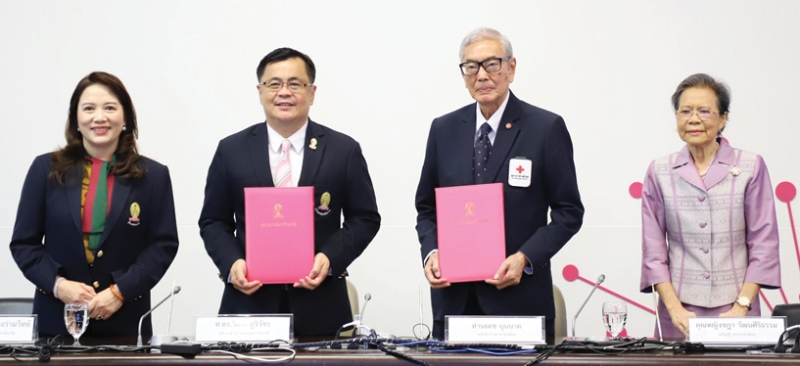 รับมือกับโรคอุบัติใหม่ : เตช บุนนาค เลขาธิการ สภากาชาดไทย และ ศ.ดร.วิเลิศ ภูริวัชร อธิการบดี จุฬาลงกรณ์มหาวิทยาลัย ร่วมลงนามความร่วมมือด้านการวิจัยและพัฒนา เพื่อยกระดับศักยภาพของประเทศในการ
ผลิตวัคซีนและยาชีววัตถุ ผสานองค์ความรู้และนวัตกรรมของสองสถาบันในการสร้างสรรค์นวัตกรรมทาง
การแพทย์ที่มีคุณภาพตามมาตรฐานสากล และสามารถเข้าถึงได้จริงสำหรับประชาชน ที่จุฬาลงกรณ์มหาวิทยาลัย

