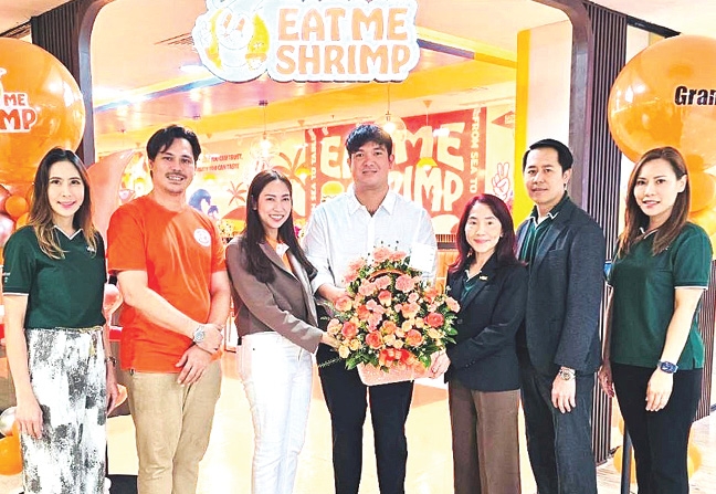 สาขาแรก : สหัพย์ภัค โชควิจิตรกุล กก.ผจก.ศูนย์การค้าเอ็ม บี เค เซ็นเตอร์ ร่วมยินดีกับ จิรภัทร วิมาณเหมินทร์, วจีทิพย์ นพจำรูญศรี และ เชฟบิว ภูเตโช กาญจนกิตติกูล แชมป์ Hell’s Kitchen Thailand Season 1 ในโอกาสเปิดร้าน EAT ME SHRIMP ฟาสต์ฟู้ดกุ้งเจ้าแรกในไทย ที่ศูนย์การค้าเอ็ม บี เค เซ็นเตอร์
