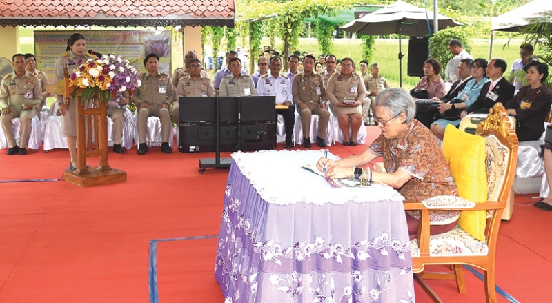 สมเด็จพระกนิษฐาธิราชเจ้า กรมสมเด็จพระเทพรัตนราชสุดาฯ สยามบรมราชกุมารี เสด็จพระราชดำเนิน
ไปทรงติดตามโครงการปรับปรุงพื้นที่แปลงสาธิตในพื้นที่ลุ่ม หลังน้ำท่วมเมื่อเดือนพฤศจิกายน 2567 และวางแผนกำหนดแนวทางปรับปรุงพื้นที่ การพัฒนาที่ดิน เพื่อดำเนินกิจกรรมต่างๆ ณ ศูนย์ศึกษาการพัฒนาพิกุลทองอันเนื่องมาจากพระราชดำริ จังหวัดนราธิวาส เมื่อวันอังคารที่ 16 กันยายน 2568 เวลา 13.00 น.