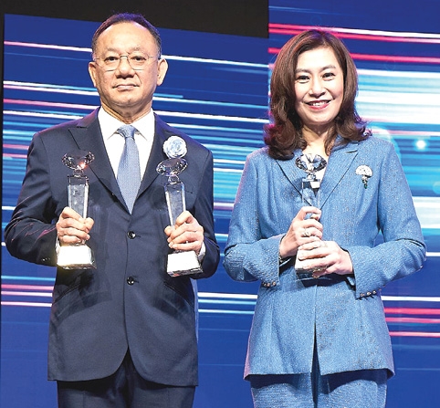 บริษัทประกันชีวิตแห่งแรกของคนไทย : ไชย ไชยวรรณ ปธ.จนท.บห.ไทยประกันชีวิต และ วรางค์ ไชยวรรณ รอง ปธ.จนท.บห.รับ 3 รางวัล ทั้งด้านองค์กรและบุคคล จากพิธีมอบรางวัลประกันภัย
ดีเด่นครบวงจร ประจำปี 2568 จัดโดย สำนักงาน คปภ.