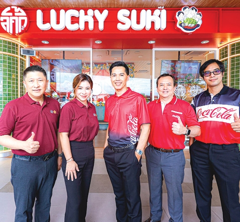 พันธมิตรความอร่อย : ธนพร โฆสิตาภัย ผช.กก.ผจก.อาวุโส บมจ.ไทยน้ำทิพย์ฯ และ รสรินทร์ ติยะวราพรรณ กก.บห.บจก.มิราเคิล แพลนเนท เจ้าของแบรนด์ “ลัคกี้ สุกี้”และ “ลัคกี้ บาร์บีคิว” ร่วมกันเสิร์ฟเครื่องดื่มของ “โคคา-โคล่า” ใน 34 สาขา