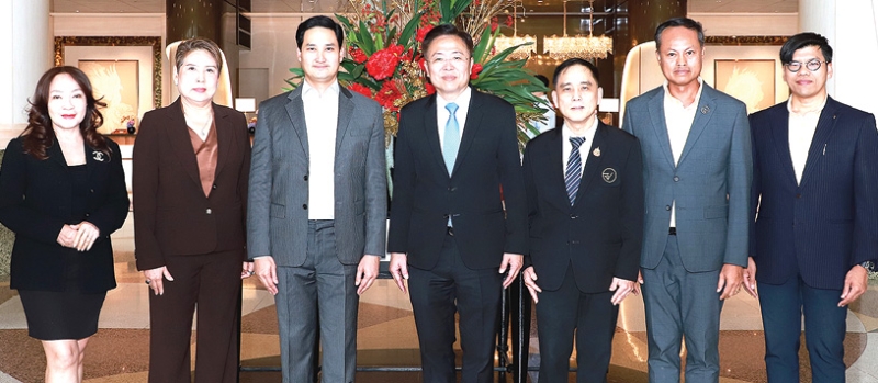 เตรียมงาน : อนัคพล อิงคะกุล รองประธานกรรมการบริหาร มิราเคิล กรุ๊ป ต้อนรับ นพ.สุรโชค ต่างวิวัฒน์ เลขาธิการ คณะกรรมการอาหารและยา ในพิธีเปิด “การเตรียมการจัดงานส่งเสริมผู้ประกอบการนำเข้าผลิตภัณฑ์สุขภาพ (GIP Plus) เพื่อรับข้อเสนอแนะและคำแนะนำจากผู้ประกอบการ” โดยมี มรกต จรูญวรรธนะ ที่ปรึกษา
อย.และ ดร.วัฒนศักดิ์ ศรรุ่ง ผอ.กองด่านอาหารและยา ร่วมงาน ที่ โรงแรมมิราเคิล แกรนด์ คอนเวนชั่น