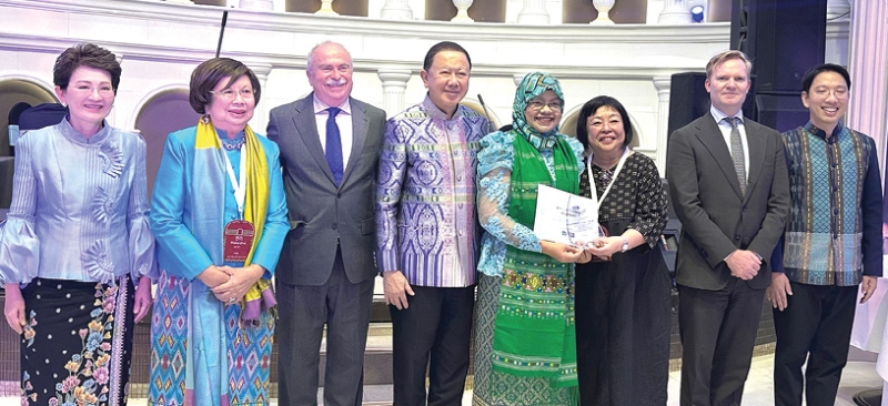 ร่วมยินดี : สนั่น อังอุบลกุล ประธานมูลนิธิการศึกษาและวัฒนธรรมสัมพันธ์ไทย-นานาชาติ (AFS) ประเทศไทย, Daniel Obst ประธาน AFS โลก และ Akiko Kato ประธาน AFS ภาคเอเชียแปซิฟิก ร่วมยินดี
กับ ครูกานต์ ชนกชนน์ วูดดิสัน ที่ได้รับรางวัล “AAI Volunteer Award” โดยมี มาลีรัตน์ ปลื้มจิตรชม, พนิดา เทพกาญจนา และ ผศ.ดร.วัชรพจน์ ทรัพย์สงวนบุญ ร่วมงาน ที่ กรุงอูลานบาตอร์ ประเทศมองโกเลีย