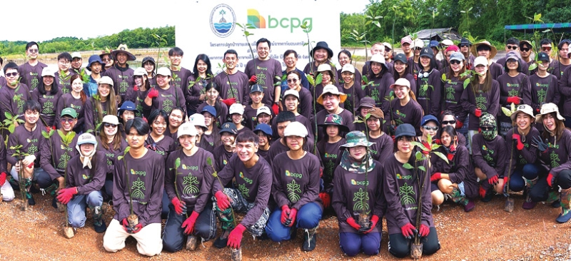 เติมพื้นที่สีเขียว : ชาญวิทย์ ตรังอดิศัยกุล รอง กก.ผจก.ใหญ่สายงานการลงทุน บมจ.บีซีพีจี นำพี่ๆอาสาสมัคร บีซีพีจี และน้องๆ จากโรงเรียนกบินทร์วิทยา จ.ปราจีนบุรี ร่วมกันปลูกต้นกล้าภายใต้กิจกรรม
“มือเปื้อนโคลน เพื่อป่าชายเลน ปี 3” เพื่อเพิ่มแหล่งกักเก็บและดูดซับก๊าซคาร์บอนไดออกไซด์ ช่วยบรรเทาผลกระทบจากภาวะโลกร้อน และคืนความสมบูรณ์ให้ระบบนิเวศชายฝั่ง ที่ ป่าชายเลน อ.แหลมงอบ จ.ตราด