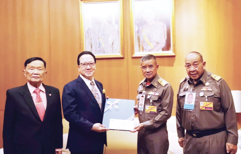 ดาวน์โหลดฟรี : บุญชัย เบญจรงคกุล ประธานมูลนิธิร่วมด้วยช่วยกัน สำนึกรักบ้านเกิด และ ศรีภูมิ ศุขเนตร
ประธานคณะที่ปรึกษา บจก.เบญจจินดา โฮลดิ้ง เข้าเยี่ยมคารวะ พร้อมมอบหนังสือ “พ่อพารวย” ฉบับปกแข็ง ให้แก่ พล.อ.เฉลิมชัย สิทธิสาท องคมนตรี และ กฤษณ์ กาญจนกุญชร เลขาธิการองคมนตรี โดยทางมูลนิธิฯ จะเปิดให้ประชาชนดาวน์โหลดหนังสืออีบุ๊ค “พ่อพารวย” สร้างความมั่งคั่ง โดยไม่มีค่าใช้จ่าย