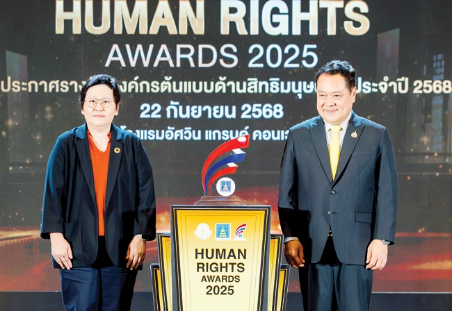 ต่อเนื่องเป็นปีที่ 2 : สัตยา มหัตถนาพาณิช รอง กก.ผจก.ใหญ่ สายงานบริหารความเป็นเลิศองค์กร บมจ.บีซีพีจี รับมอบรางวัลองค์กรต้นแบบด้านสิทธิมนุษยชน ประเภทองค์กรธุรกิจขนาดใหญ่ ระดับดีเด่น จาก พ.ต.อ.ทวี สอดส่อง รมว.ยุติธรรม จัดโดย กรมคุ้มครองสิทธิและเสรีภาพ ที่ โรงแรมอัศวิน แกรนด์ คอนเวนชั่น