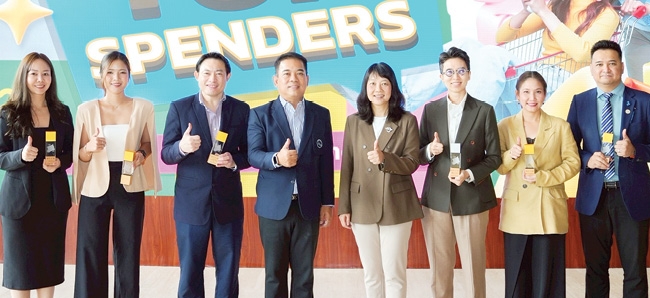 แลนด์มาร์คการท่องเที่ยว : สรัญญา เจริญศิริ ผอ.ฝ่ายการตลาด บมจ.เอ็ม บี เค
ผู้บริหาร ศูนย์การค้าเอ็ม บี เค เซ็นเตอร์ รับโล่สถานประกอบการที่มียอดขายในโครงการ Amazing Thailand Grand Sale 2025 ตามเกณฑ์ที่กำหนด เป็นศูนย์กลาง
ของการช้อปปิ้ง เดินทางสะดวกได้หลากหลายเส้นทางและการเชื่อมต่อกับรถไฟฟ้า