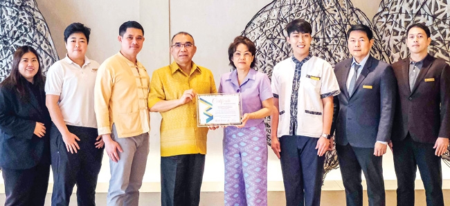 รุ่นที่ 6 : วุฒิศักดิ์ พิชญกานต์ ผจก.ทั่วไป โรงแรมเซ็นทารา แกรนด์ฯ ลาดพร้าว รับมอบประกาศนียบัตรเข้าร่วมโครงการองค์กรสุขสภาพเพื่อการสร้างชาติ (Wellness
Corporate Nation-Building: Wellness) จากสถาบันการสร้างชาติ ส่งเสริมการดูแลสุขภาพกายและจิตใจของบุคลากรภายในองค์กร เพื่อคุณภาพชีวิตที่ดี