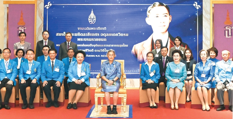 สมเด็จพระกนิษฐาธิราชเจ้า กรมสมเด็จพระเทพรัตนราชสุดาฯ สยามบรมราชกุมารี เสด็จพระราชดำเนินไปทรงเปิดนิทรรศการเฉลิมพระเกียรติ สมเด็จพระมหิตลาธิเบศร
อดุลยเดชวิกรม พระบรมราชชนก และพระราชทานรางวัลของมูลนิธิสมเด็จพระมหิตลาธิเบศร อดุลยเดชวิกรม พระบรมราชชนก ประจำปี 2568 แก่บัณฑิตดีเด่นยอดเยี่ยม พระราชทานทุนการศึกษาแก่นิสิตนักศึกษา และพระราชทานของที่ระลึกแก่ผู้สนับสนุนการจัดงานของมูลนิธิฯ โดยพระราชทานเงิน แก่ประธานจัดหาทุนมูลนิธิฯ เพื่อนำไปใช้ดำเนินงานของมูลนิธิฯ ต่อไป ณ ศูนย์การค้าสยามพารากอน กรุงเทพมหานคร เมื่อวันพฤหัสบดีที่ 25 กันยายน 2568 เวลา 15.09 น.