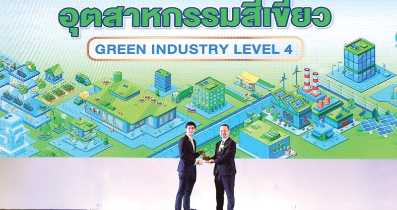 จิตสำนึกของพนักงานทุกคน : ภัคพล เลี่ยวไพรัตน์ รอง กก.ผจก.ใหญ่ บมจ.ทีพีไอ โพลีน รับรางวัลอุตสาหกรรมสีเขียว ระดับ 4 (Green Culture) จาก ณัฐพล รังสิตพล ปลัดกระทรวงอุตสาหกรรม ซึ่งสร้างวัฒนธรรมองค์กรที่เป็นมิตรต่อสิ่งแวดล้อมอย่างแท้จริง โดยมีการบูรณาการความรับผิดชอบต่อสิ่งแวดล้อมเข้าไปในทุกกิจกรรม พนักงานทุกระดับตั้งแต่ผู้บริหารจนถึงพนักงานปฏิบัติการมีค่านิยมร่วมกันด้านสิ่งแวดล้อมและปฏิบัติเป็นนิสัยเพื่อสร้างการมีส่วนร่วมอย่างยั่งยืน