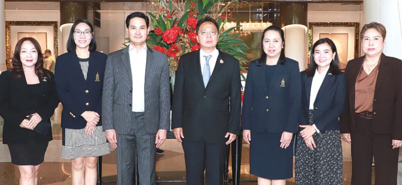 วิทยาการศุลกากร : อนัคพล อิงคะกุล รองประธานกรรมการบริหาร มิราเคิล กรุ๊ป ต้อนรับ ธีรัชย์ อัตนวานิช
อธิบดีกรมศุลกากร ในงาน “การเตรียมการจัดงานส่งเสริมผู้ประกอบการนำเข้าผลิตภัณฑ์สุขภาพ (GIP Plus) เพื่อรับข้อเสนอแนะและคำแนะนำจากผู้ประกอบการ” จัดโดย สํานักงานคณะกรรมการอาหารและยา โดยมีผู้เชี่ยวชาญด้านพัฒนาทรัพยากรบุคคล กรมศุลกากร ร่วมงาน ที่ โรงแรมมิราเคิล แกรนด์ คอนเวนชั่น