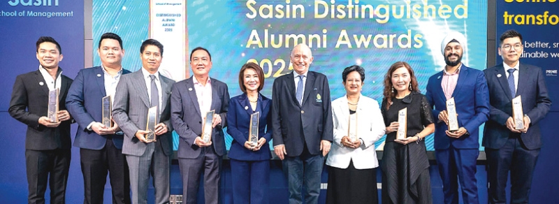 ศิษย์เก่าดีเด่น : ศ.ดร.เอียน เฟนวิค ผอ.สถาบันบัณฑิตบริหารธุรกิจ ศศินทร์ฯ จัดงาน “Sasin Home coming and Alumni Awards 2025” พร้อมมอบรางวัลเพื่อเชิดชูนิสิตเก่าที่ประสบความสำเร็จโดดเด่นในอาชีพและมีส่วนสำคัญในการสนับสนุนสังคม พร้อมทั้งเป็นผู้นำที่มีวิสัยทัศน์และเป็นแบบอย่างที่ดี อาทิ ภูริต ภิรมย์ภักดี, ปนิษฐา บุรี, ดร.อาทิรัตน์ จารุกิจพิพัฒน์, ม.ล.อาภาวดี เทวกุล, รศ.ดร.คณิสร์ แสงโชติ
