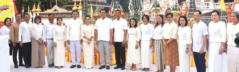 เพื่อความเป็นสิริมงคล : ปราชญา อุ่นเพชรวรากร ผวจ.นครพนม เป็นประธานในพิธีบวงสรวงศาลหลักเมืองและสักการะสิ่งศักดิ์สิทธิ์ตามพิธีทางศาสนาพราหมณ์ เพื่อความเป็นสิริมงคลในการจัดงานประเพณีไหลเรือไฟและงานกาชาด ประจำปี 2568 โดยมีหัวหน้าส่วนราชการและผู้เข้าร่วมพิธีร่วมโปรยข้าวตอกดอกไม้ เพื่อให้การจัดงานประเพณีไหลเรือไฟและงานกาชาดจังหวัดนครพนม ประจำปี 2568 เป็นไปด้วยความเรียบร้อย ราบรื่น ที่บริเวณหน้าศาลหลักเมืองจังหวัดนครพนม