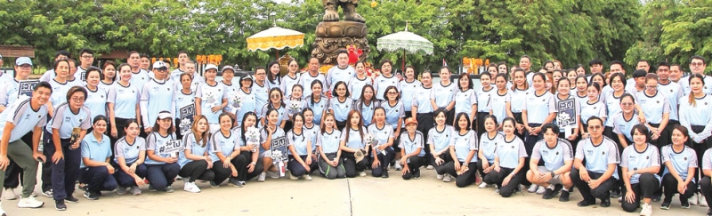 ส่งเสริมรายได้อย่างยั่งยืน : ชวนินทร์ วงศ์สถิตจิรกาล ผวจ.อ่างทอง เป็นประธานในพิธีเปิดกิจกรรม “วิ่งไป เที่ยวไป กับแม่บ้านมหาดไทย” จังหวัดอ่างทอง ประจำปี พ.ศ. 2568 โดยมี ศุทธิกานต์ วงศ์สถิตจิรกาล ประธานแม่บ้านมหาดไทยจังหวัดอ่างทอง / นายกเหล่ากาชาดจังหวัดอ่างทอง พร้อมด้วยผู้แทนจากส่วนราชการและเอกชนในจังหวัดอ่างทองร่วมกิจกรรม เพื่อส่งเสริมการออกกำลังกายและกระตุ้นการท่องเที่ยว ที่ ลานอิสรภาพ 109 ต.สายทอง อ.ป่าโมก จ.อ่างทอง