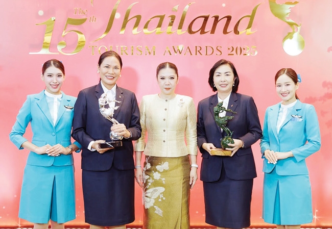 รับ 2 รางวัล : จันทร์ทิพย์ ทองกันยา และ ตรีศรัณย์ สีตกะลิน 2 รอง กก.ผอ.ใหญ่
บมจ.การบินกรุงเทพ รับ “รางวัลกินรี” ครั้งที่ 15 ประจำปี 2568 ประเภทองค์กร
สนับสนุนและส่งเสริมการท่องเที่ยวยั่งยืน และรางวัลแห่งความยั่งยืน จากโครงการ
“บางกอกแอร์เวย์ส บูทีค ซีรีส์” ที่ โรงแรมแกรนด์ ไฮแอท เอราวัณ กรุงเทพฯ