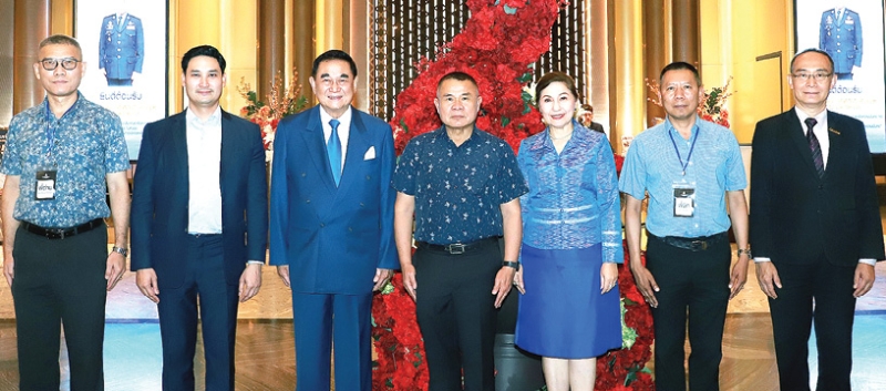เสริมสร้างเครือข่ายประชาสัมพันธ์ : ดร.อัศวิน อิงคะกุล ประธานกรรมการบริหาร มิราเคิล กรุ๊ป และ อนัคพล
อิงคะกุล รองประธานฯ ต้อนรับ พล.อ.อ.พันธ์ภักดี พัฒนกุล ผู้บัญชาการทหารอากาศ ในโอกาสเป็นประธาน
ในงาน “ทัพฟ้า สานสัมพันธ์ สื่อมวลชน” จัดโดย พล.อ.ท.ณรัฐ บุญประเสริฐ กรมกิจการพลเรือนทหารอากาศ โดยมี มนทิรา พัฒนกุล นายกสมาคมแม่บ้านทหารอากาศ ร่วมงาน ที่ โรงแรมอัศวิน แกรนด์ คอนเวนชั่น