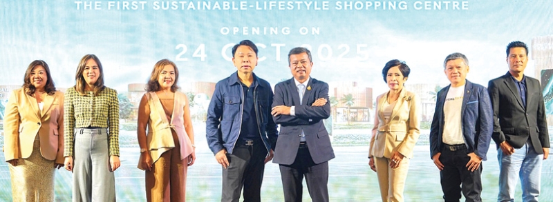 ต้นแบบเมืองท่องเที่ยวยั่งยืน : ดร.ณัฐกิตติ์ ตั้งพูลสินธนา กก.ผจก.ใหญ่ สายงานการตลาด บมจ.เซ็นทรัลพัฒนา และ รัฐศาสตร์ ชิดชู ผวจ.กระบี่ พร้อมด้วยผู้แทนหน่วยงานภาครัฐและท้องถิ่นจังหวัดกระบี่ ร่วมกันเตรียมงาน “Grand Opening Made by Krabi สัมผัสความสุข จากทุกความเป็นกระบี่” ฉลองเปิดศูนย์การค้าเซ็นทรัล จังหวัดกระบี่ มิกซ์ยูสแห่งแรกของจังหวัด ยกระดับเศรษฐกิจ-ท่องเที่ยวไทย ในวันศุกร์ที่ 24 ตุลาคม 2568