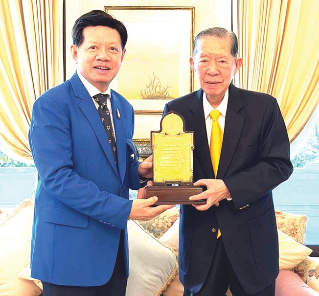 ส่งมอบโล่ ศ.ดร.อุกฤษ มงคลนาวิน รับมอบโล่พระราชทาน “มหิดลวรานุสรณ์” ในฐานะ
บุคคลผู้มีผลงานดีเด่นในด้านสังคมสงเคราะห์และการพัฒนาสังคม มีความประพฤติเรียบร้อย อยู่ในศีลธรรมอันดี สมควรยึดถือเป็นตัวอย่างและแบบฉบับ ซึ่งมอบหมายให้ สุรวัฒน์ ชมภูพงษ์ เป็นผู้แทนไปรับมอบในวันมหิดลที่ผ่านมา